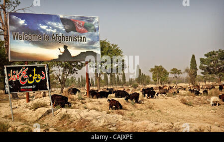 Oct 01, 2007 - Khost, Afghanistan - un cartellone di lettura " Benvenuti in Afghanistan" saluta la gente ha entrano Khost, Afghanistan (credito Immagine: © Andrew Craft/l'Fayetteville Observer/ZUMA Press) Foto Stock