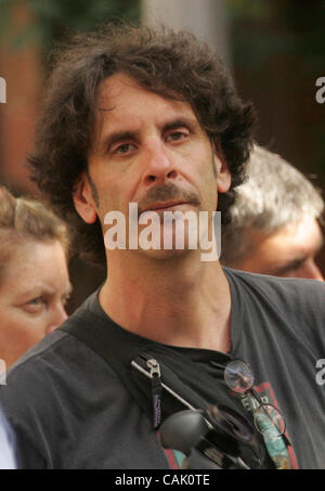 Oct 03, 2007 - New York, NY, STATI UNITI D'AMERICA - regista Joel Coen sul set del suo nuovo film "Burn dopo la lettura" situato a Brooklyn. (Credito Immagine: © Nancy Kaszerman/ZUMA Press) Foto Stock