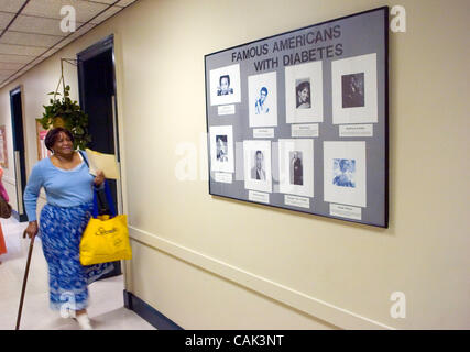 ATLANTA, GA - 20 settembre: paziente del diabete Arnita Dyer passeggiate attraverso il corridoio del diabete clinic presso il finanziariamente strapped ospedale pubblico di Atlanta, Georgia Mercoledì, 19 settembre 2007. Vaughn è nato presso l'ospedale. (Foto di Erik S. Lesser/per il New York Times) Foto Stock