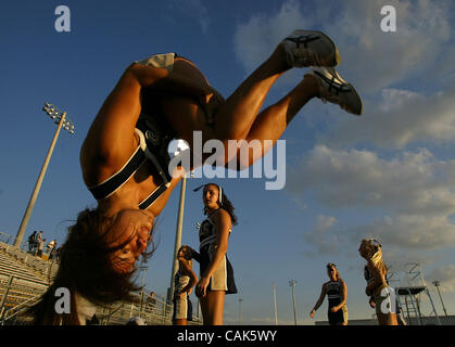 Settembre 20, 2007 - Boca Raton, FL, Stati Uniti d'America - West Boca Raton cheerleader capitano GABRIELA CISNEROS esegue un backflip prima di iniziare il loro gioco contro il Boca Raton Giovedì, Settembre 20, 2007. (Credito Immagine: © Chris Matula/Palm Beach post/ZUMA Premere) Restrizioni: USA diritti tabloid fuori! Foto Stock