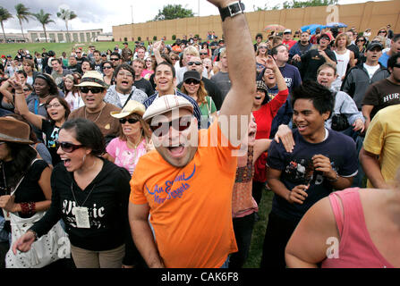 Settembre 22, 2007, Chula Vista, California, Stati Uniti d'America STREET SCENE 2007-A Coronado stadio la folla esulta per la Chula Vista 'Lato B giocatori." In medio con occhiali da sole, pompando il pugno è MARCELLO CHARRIS, di San Diego mandatory Credit: Foto di Charlie Neuman, San Diego Union-Tribune/Zuma Foto Stock