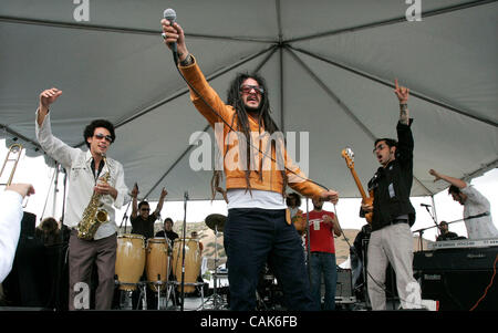 Settembre 22, 2007, Chula Vista, California, Stati Uniti d'America STREET SCENE 2007- Chula Vista 'Lato B giocatori' eseguire sullo stadio di Coronado. Al centro è la banda della cantante KARLOS PAEZ (CQ) mandatory Credit: Foto di Charlie Neuman, San Diego Union-Tribune/Zuma premere. copyright 2007 San Diego Union-Tribune Foto Stock