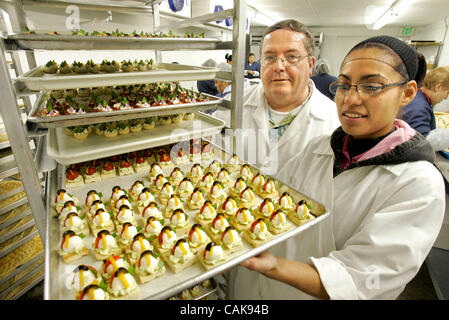 Il 25 settembre 2007, San Marcos, CALIFORNIA, STATI UNITI D'AMERICA In una delle cucine a specialità culinarie PATRICK O'Farrell, sinistra e Assistente chef MARIA MELCHOR, a destra, sostare nelle vicinanze di un rack di appena fatto tartine. Il vassoio Maria sta tirando fuori ha Mozzarella di bufala, pomodoro, basilico su crostini di focaccia Mandato Foto Stock