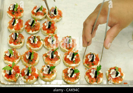 Il 25 settembre 2007, San Marcos, CALIFORNIA, STATI UNITI D'AMERICA In una cucina a specialità culinarie un dipendente si sposta alcuni freschi di pomodoro fatto crostini Bruschetta mandatory Credit: Foto di Charlie Neuman, San Diego Union-Tribune/Zuma premere. copyright 2007 San Diego Union-Tribune Foto Stock