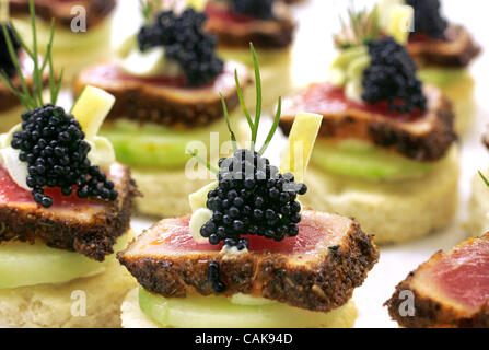 Il 25 settembre 2007, San Marcos, CALIFORNIA, STATI UNITI D'AMERICA vista in dettaglio di carni fatte disseccata Ahi, Wasabi panna e Cavier crostini alla specialità culinarie mandatory Credit: Foto di Charlie Neuman, San Diego Union-Tribune/Zuma premere. copyright 2007 San Diego Union-Tribune Foto Stock