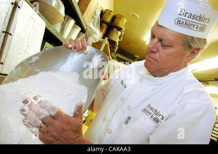 Martedì, 25 settembre 2007 -- Ala Rossa, Minn. -- Bob Braschler mescola ingredienti per il pane a Braschler's Bakery in rosso ala. Recentemente ha avuto chirurgia della cataratta. La Mayo Clinic ha voluto lui carica 0,000. Fairview Servizi Sanitari citato 5.000. Minnesota Eye Consultants detto theyÃ•d farlo per 0,000 Foto Stock