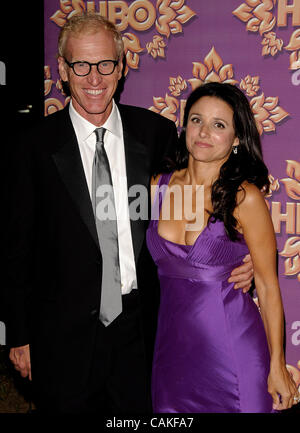 Settembre 16, 2007; West Hollywood, CA, Stati Uniti d'America; attrice JULIA LOUIS-DREYFUS (R) e il marito BRAD HALL A del HBO 2007 Emmy Awards dopo essere partito al Pacific Design Center. Credito: Foto da Vaughn Youtz/ZUMA premere. (©) Copyright 2007 da Vaughn Youtz. Foto Stock