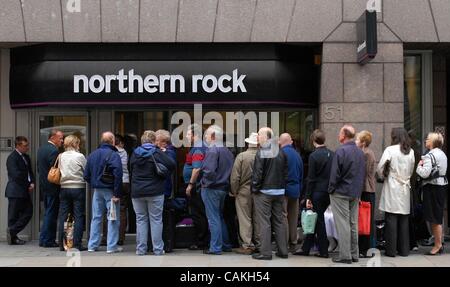 Sep 17, 2007 - Londra, Inghilterra, Regno Unito - Bruxelles ha approvato un piano per dividere Northern Rock in "buoni" banca e "cattivo" banca precedendo la RBS e Lloyds carve-up. Nella foto: i clienti al di fuori dei Northern Rock filiale a Moorgate San a Londra il 17/09/07. (Credito Immagine: Â© Facundo Arrizabalaga/Z Foto Stock