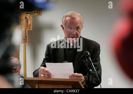 Settembre 07, 2007, San Diego, California, un accordo è stato raggiunto nel clero di caso di abuso in San Diego oggi, 7 settembre 2007. Il vescovo ROBERT BROM leggere una dichiarazione nel corso di una conferenza stampa presso il Centro Pastorale diocesano dopo l'accordo è stato annunciato nel centro cittadino. . Credito: foto da Foto Stock