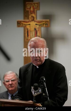 Settembre 07, 2007, San Diego, California, un accordo è stato raggiunto nel clero di caso di abuso in San Diego oggi, 7 settembre 2007. Il vescovo ROBERT BROM leggere una dichiarazione nel corso di una conferenza stampa presso il Centro Pastorale diocesano dopo l'accordo è stato annunciato al di fuori del tribunale federale downtown. . Ma Foto Stock