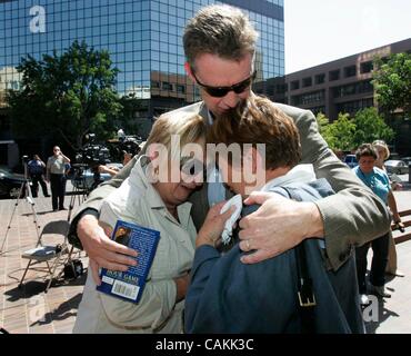 Settembre 07, 2007, San Diego, California, un accordo è stato raggiunto nel clero di caso di abuso in San Diego oggi, 7 settembre 2007. Presso la Federal Courthouse in downtown San Diego, Avvocato ricco SCHOENBERGER abbracciato due dei suoi clienti, sorelle CHRISTINE, a sinistra e a Genevieve ( non voleva dare Foto Stock