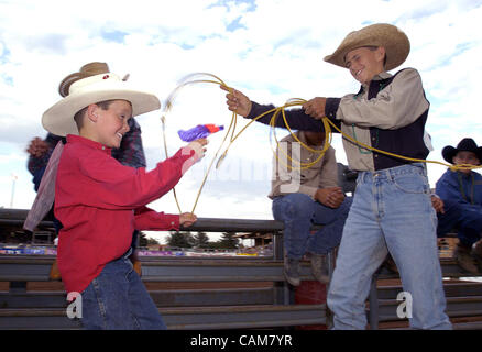 Lug. 28, 2003 - Colorado Springs, Colorado, Stati Uniti d'America - è la corda rispetto a revolver durante il tempo di inattività tra ''ruvida stock " eventi a livello nazionale poco Britches Rodeo Association finali in Colorado. Non vi era alcun chiaro vincitore in questo bonario lotta e nessuno ha dovuto lasciare la città prima del tramonto Foto Stock