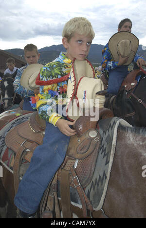 Lug. 28, 2003 - Colorado Springs, Colorado, Stati Uniti d'America - quattro giovani uomini a livello nazionale poco Britches Rodeo finali di associazione in Colorado mostrano rispetto durante la riproduzione della stella Lamas Banner. La P.A. annunciatore lo introduce come ''la più bella canzone ti sente mai nella vostra vita. (Credito Immagine: Â Foto Stock