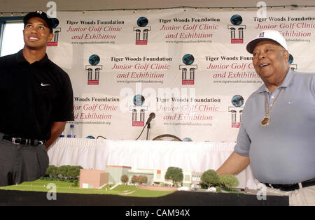 Il 30 agosto 2004 - Anaheim, California, Stati Uniti d'America - Tiger Woods e suo padre, Earl Woods, stare accanto a un modello di Tiger Woods Learning Center, a 0 milioni di euro, 35.000 piedi quadrati di strutture educative di Anaheim, in California. Programma di aprire nella primavera del 2005, il centro sarà a casa sette aule, una Foto Stock