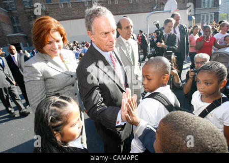 Sep 04, 2007 - Bronx, New York, Stati Uniti d'America - Sindaco Michael Bloomberg, accompagnato da Councilwoman CHRISTINE QUINNE, sinistra e scuola di NYC il Cancelliere Joel Klein, destra, alta cinque classificatori di terzi come egli saluta gli studenti il primo giorno di scuola a PS 53 nel Bronx martedì. (Credito Immagine: © Angelo Chevrestt Foto Stock