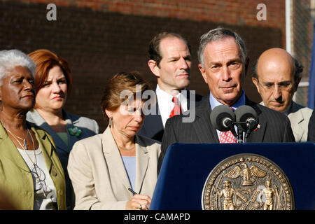 Sep 04, 2007 - Bronx, New York, Stati Uniti d'America - (l. r.): NY Assemblywoman AURELIA GREENE; Councilwoman CHRISTINE QUINN; UFT Presidente RANDI WEINGARTEN; stato di NY Gov. ELIOT SPITZER; Sindaco Michael Bloomberg; e il cancelliere di NYC Dipartimento di Educazione Joel Klein, fare una visita a PS53 nel Bronx, sul primo Foto Stock