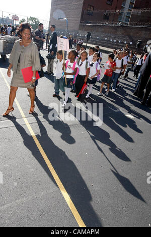 Sep 04, 2007 - Bronx, New York, Stati Uniti d'America - Insegnante Ms. Velez conduce la sua classe di terza livellatrici nella scuola il primo giorno del rientro a scuola al PS 53 nel Bronx martedì 4 settembre 2007. Il sindaco Michael Bloomberg, NY membro Gov. Eliot Spitzer, Councilwoman Christine Quinn e NYC Dipartimento di Ed. Chanc Foto Stock