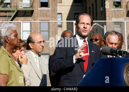 Sep 04, 2007 - Bronx, New York, Stati Uniti d'America - (L a R): NY Assemblywoman AURELIA GREENE; UFT Presidente RANDI WEINGARTEN; Cancelliere di NYC Dipartimento di Educazione Joel Klein; stato di NY Gov. ELIOT SPITZER; Sindaco Michael Bloomberg, fare una visita a PS53 nel Bronx, il primo giorno di scuola il Martedì, Settembre Foto Stock