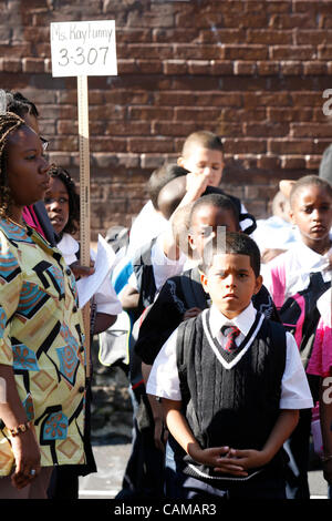 Sep 04, 2007 - Bronx, New York, Stati Uniti d'America - Terzo livellatrici line up con il loro insegnante nel cortile della scuola di PS 53 nel Bronx, NY, il primo giorno del rientro a scuola il martedì, Foto Stock