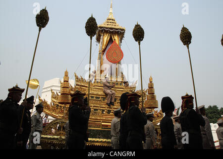 Thai Royal funzionari e le forze armate di tirare il carro reale durante le prove per Altezza Reale Principessa Bejaratana royal cremazione a Sanam Luang a Bangkok, Thailandia, sul Mar 31,2012 . La principessa morì nel Luglio 27 ,2011 all'età 85 . Foto Stock