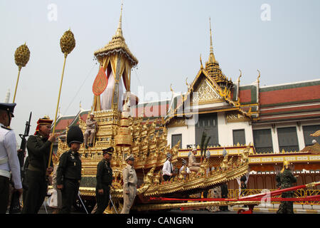 Thai Royal funzionari e le forze armate di tirare il carro reale durante le prove per Altezza Reale Principessa Bejaratana royal cremazione a Sanam Luang a Bangkok il Mar 31,2012 . La principessa morì nel Luglio 27 ,2011 all'età 85 . Foto Stock