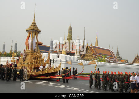 Thai Royal funzionari e le forze armate di tirare il carro reale durante le prove per Altezza Reale Principessa Bejaratana royal cremazione a Sanam Luang a Bangkok il Mar 31,2012 . La principessa morì nel Luglio 27 ,2011 all'età 85 . Foto Stock