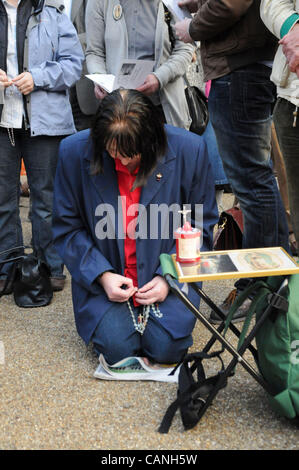 Londra, Regno Unito. 30/03/12. Una donna si inginocchia in preghiera, come Movimento per la vita cristiana e Anti-Abortion attivisti detenuti proteste al di fuori del British Gravidanza Advisory Service in Bedford Square. Foto Stock