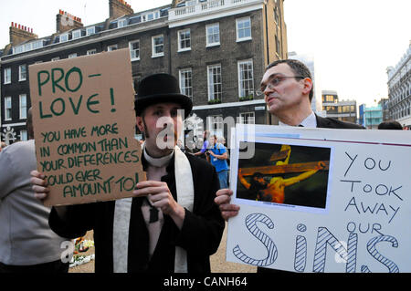 Londra, Regno Unito. 30/03/12. Per la maggior parte Movimento per la vita cristiana e Anti-Abortion attivisti detenuti preghiere e proteste al di fuori del British Gravidanza Advisory Service in Bedford Square. Pro-Choice attivisti detenuti un contatore dimostrazione nelle vicinanze. Foto Stock