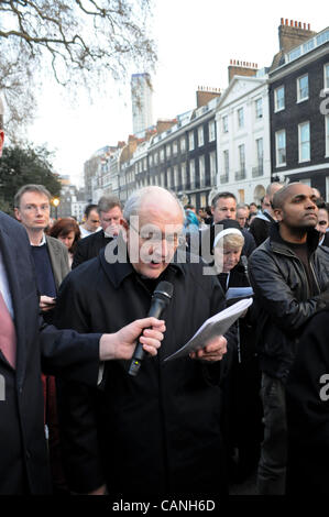 Londra, Regno Unito. 30/03/12. Il Vescovo auspica che conduce la preghiera, come Movimento per la vita cristiana e Anti-Abortion attivisti detenuti proteste al di fuori del British Gravidanza Advisory Service in Bedford Square. Pro-Choice attivisti detenuti un contatore dimostrazione nelle vicinanze. Foto Stock