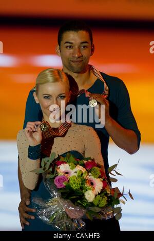 Aliona Savchenko & Robin Szolkowy (GER), 30 marzo 2012 - Pattinaggio di Figura : Germania Aliona Savchenko e Robin Szolkowy rappresentano con la loro medaglia d'oro sul podio dopo coppie pattinaggio gratuito durante il ISU di Pattinaggio di figura nel Campionato del Mondo 2012, presso il Palais des Expositions, Nice, Francia (foto di Enrico Foto Stock