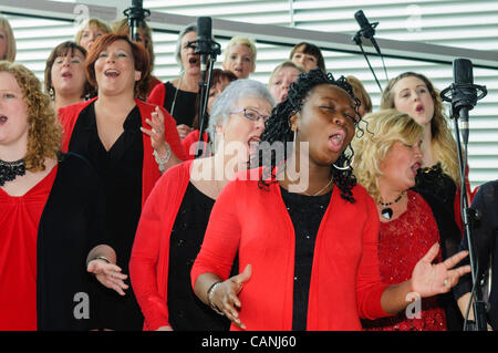 I membri di Belfast coro Gospel cantando Foto Stock