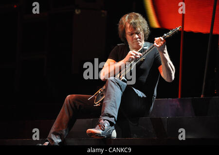 Marzo 27, 2012 - Washington, Distretto di Columbia, Stati Uniti - EDDIE Van Halen della rock band Van Halen eseguire sul palco durante i loro 'diverse Tipo di verità " Tour al Verizon Center. (Credito Immagine: © Tina Fultz/ZUMAPRESS.com) Foto Stock