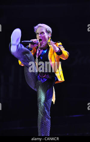 Marzo 27, 2012 - Washington, Distretto di Columbia, Stati Uniti - DAVID LEE ROTH della rock band Van Halen esegue sul palco durante i loro 'diverse Tipo di verità " Tour al Verizon Center. (Credito Immagine: © Tina Fultz/ZUMAPRESS.com) Foto Stock