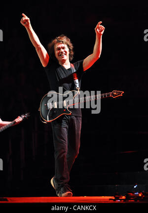 Marzo 27, 2012 - Washington, Distretto di Columbia, Stati Uniti - EDDIE Van Halen della rock band Van Halen eseguire sul palco durante i loro 'diverse Tipo di verità " Tour al Verizon Center. (Credito Immagine: © Tina Fultz/ZUMAPRESS.com) Foto Stock