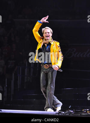 Marzo 27, 2012 - Washington, Distretto di Columbia, Stati Uniti - DAVID LEE ROTH della rock band Van Halen esegue sul palco durante i loro 'diverse Tipo di verità " Tour al Verizon Center. (Credito Immagine: © Tina Fultz/ZUMAPRESS.com) Foto Stock