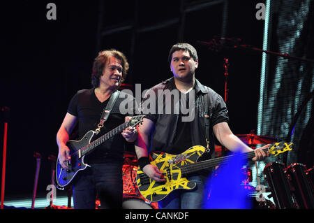 Marzo 27, 2012 - Washington, Distretto di Columbia, Stati Uniti - EDDIE Van Halen e Wolfgang Van Halen, a destra della rock band Van Halen eseguire sul palco durante i loro 'diverse Tipo di verità " Tour al Verizon Center. (Credito Immagine: © Tina Fultz/ZUMAPRESS.com) Foto Stock