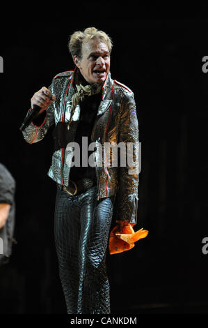 Marzo 27, 2012 - Washington, Distretto di Columbia, Stati Uniti - DAVID LEE ROTH della rock band Van Halen esegue sul palco durante i loro 'diverse Tipo di verità " Tour al Verizon Center. (Credito Immagine: © Tina Fultz/ZUMAPRESS.com) Foto Stock