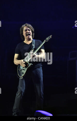 Marzo 27, 2012 - Washington, Distretto di Columbia, Stati Uniti - EDDIE Van Halen della rock band Van Halen eseguire sul palco durante i loro 'diverse Tipo di verità " Tour al Verizon Center. (Credito Immagine: © Tina Fultz/ZUMAPRESS.com) Foto Stock