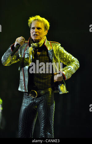 Marzo 27, 2012 - Washington, Distretto di Columbia, Stati Uniti - DAVID LEE ROTH della rock band Van Halen esegue sul palco durante i loro 'diverse Tipo di verità " Tour al Verizon Center. (Credito Immagine: © Tina Fultz/ZUMAPRESS.com) Foto Stock