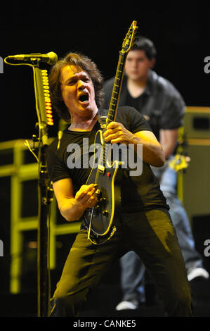 Marzo 27, 2012 - Washington, Distretto di Columbia, Stati Uniti - EDDIE Van Halen e Wolfgang Van Halen, sfondo della rock band Van Halen eseguire sul palco durante i loro 'diverse Tipo di verità " Tour al Verizon Center. (Credito Immagine: © Tina Fultz/ZUMAPRESS.com) Foto Stock