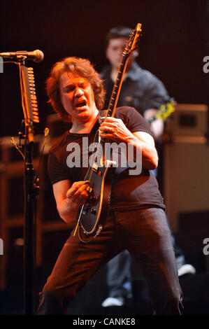 Marzo 27, 2012 - Washington, Distretto di Columbia, Stati Uniti - EDDIE Van Halen e Wolfgang Van Halen, sfondo della rock band Van Halen eseguire sul palco durante i loro 'diverse Tipo di verità " Tour al Verizon Center. (Credito Immagine: © Tina Fultz/ZUMAPRESS.com) Foto Stock