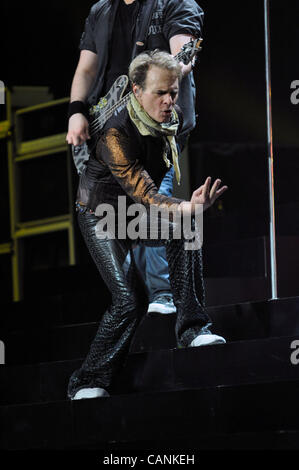 Marzo 27, 2012 - Washington, Distretto di Columbia, Stati Uniti - DAVID LEE ROTH della rock band Van Halen esegue sul palco durante i loro 'diverse Tipo di verità " Tour al Verizon Center. (Credito Immagine: © Tina Fultz/ZUMAPRESS.com) Foto Stock