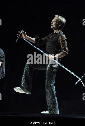 Marzo 27, 2012 - Washington, Distretto di Columbia, Stati Uniti - DAVID LEE ROTH della rock band Van Halen esegue sul palco durante i loro 'diverse Tipo di verità " Tour al Verizon Center. (Credito Immagine: © Tina Fultz/ZUMAPRESS.com) Foto Stock