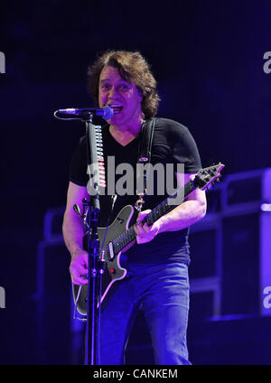 Marzo 27, 2012 - Washington, Distretto di Columbia, Stati Uniti - EDDIE Van Halen della rock band Van Halen eseguire sul palco durante i loro 'diverse Tipo di verità " Tour al Verizon Center. (Credito Immagine: © Tina Fultz/ZUMAPRESS.com) Foto Stock