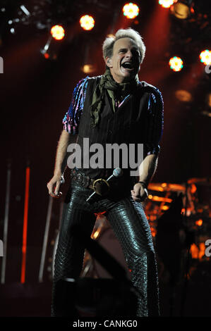 Marzo 27, 2012 - Washington, Distretto di Columbia, Stati Uniti - DAVID LEE ROTH della rock band Van Halen esegue sul palco durante i loro 'diverse Tipo di verità " Tour al Verizon Center. (Credito Immagine: © Tina Fultz/ZUMAPRESS.com) Foto Stock