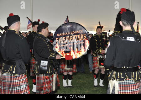 Tamburini e bagpipers in Nassau County vigili del fuoco Pifferi e Tamburi, effettuando al coltivatore di fondo per il pompiere Ray Pfeifer - combattendo cancro dopo mesi di sforzi di recupero a Ground Zero dopo 9/11 attacco - il 31 marzo 2012, a Prato Est vigili del fuoco benevolo Hall di New York, Stati Uniti d'America. Foto Stock