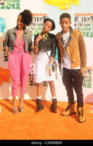 Marzo 31, 2012 - Los Angeles, California, Stati Uniti - Jada Pinkett Smith, Willow Smith e Jaden Smith frequentando il Nickelodeon la venticinquesima edizione del Kids' Choice Awards tenutosi presso l'USC Galen Center di Los Angeles, la California il 3/31/12. 2012.(Immagine di credito: Â© D. lunga/Globe foto/ZUMAPRESS.com) Foto Stock