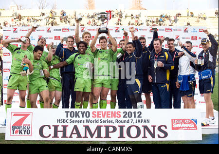 Australia giocatori e staff celebrare dopo aver vinto il rugby 7s world series a Tokyo in Giappone il 01 aprile, 2012. Australia battere Samoa nel finale di 28-26. Fotografo: Robert Gilhooly Foto Stock