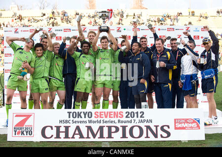 Australia giocatori e staff celebrare dopo aver vinto il rugby 7s world series a Tokyo in Giappone il 01 aprile, 2012. Australia battere Samoa nel finale di 28-26. Fotografo: Robert Gilhooly Foto Stock