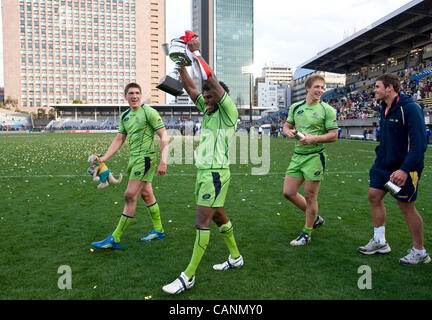 Australia Shannon Walker trattiene il cup aloft come lui e gli altri giocatori fare un giro di onore dopo aver vinto la partita di rugby 7s world series a Tokyo in Giappone il 01 aprile, 2012. Australia battere Samoa 28-26 nel finale. Fotografo: Robert Gilhooly Foto Stock